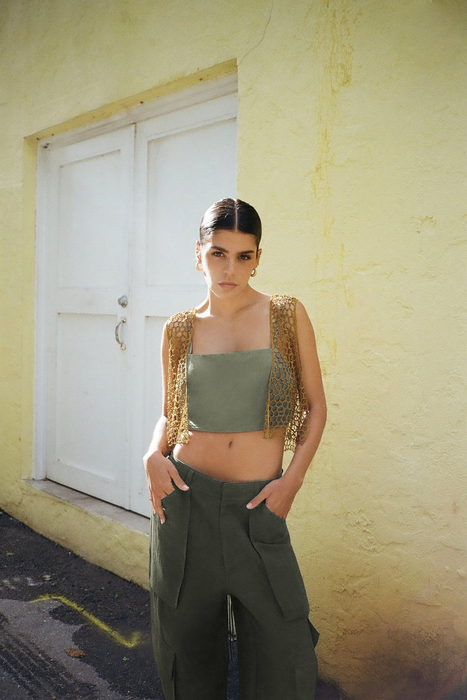 Fénylő, lyukacsos mellény