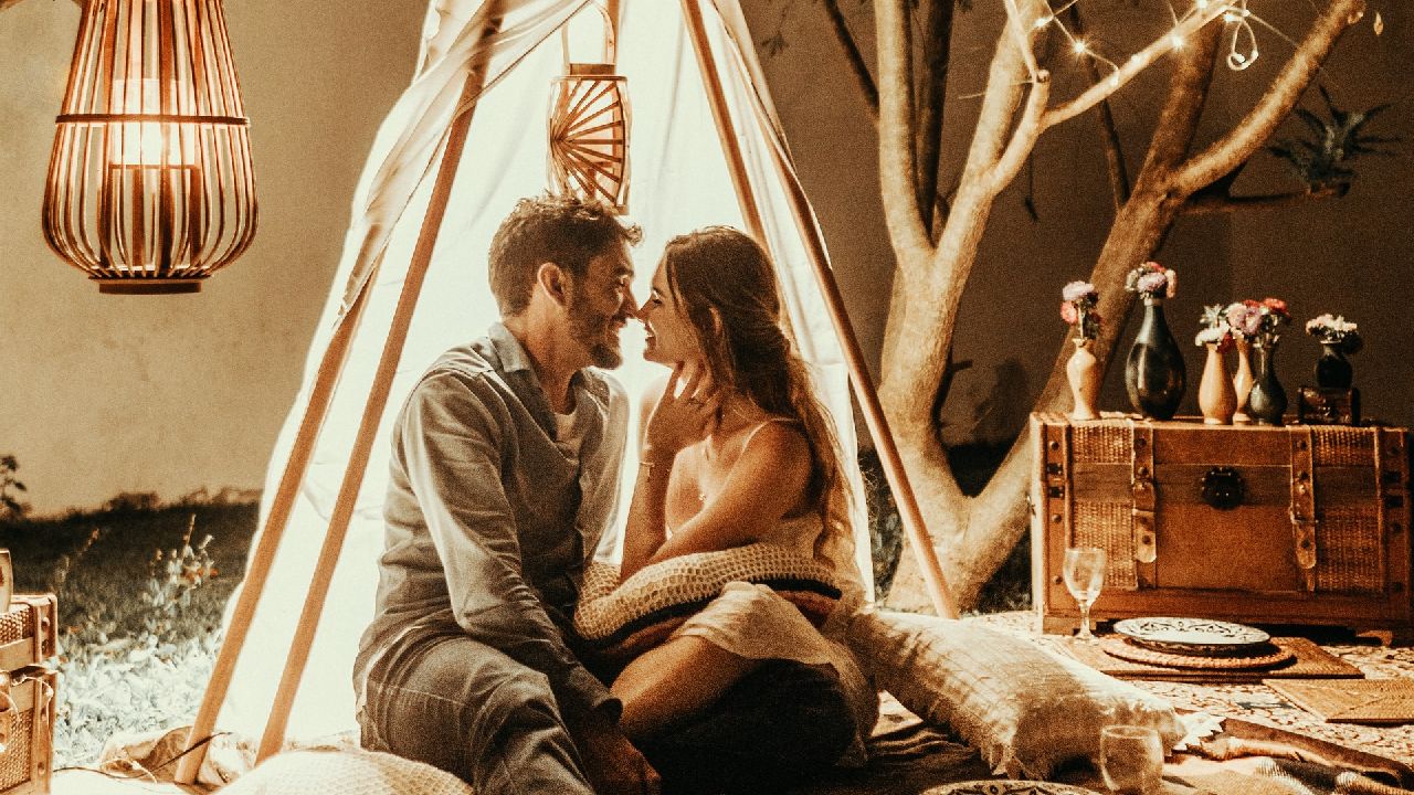 Szerelmespár sátortető alatt