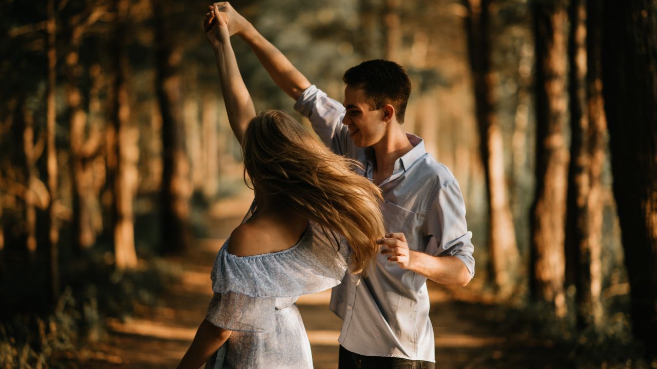 Szerelmespár táncol egy erdei úton