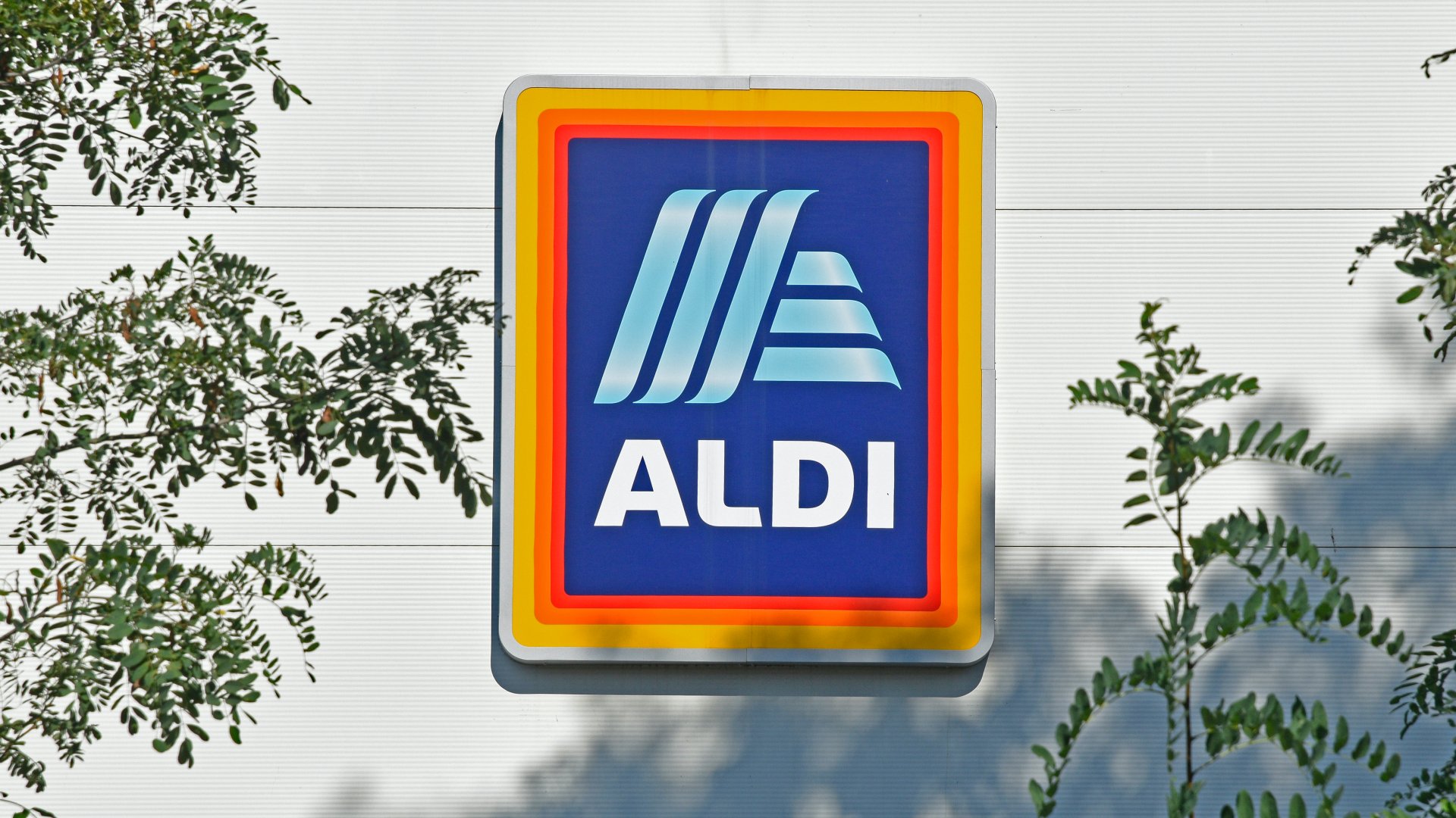 Egy Aldi brand logo az Aldi szupermerket falán a XIX. kerületi Ady Endre úton.