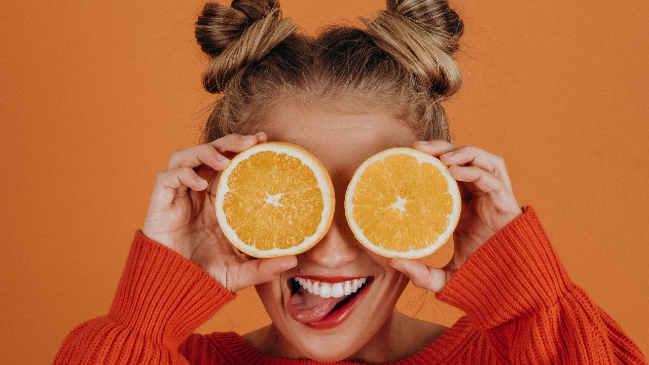 Lány narancskarikákkal