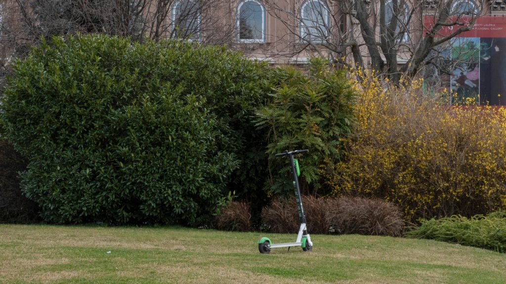 Egy Lime, kölcsönözhető elektromos roller pihen a Budai Várnál