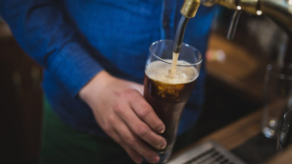 Sört csapol egy férfi