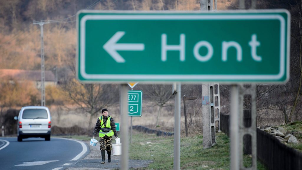 Önkéntes békamentõ halad a 2-es számú fõút mellett Hont közelében 2015. március 21-én. 