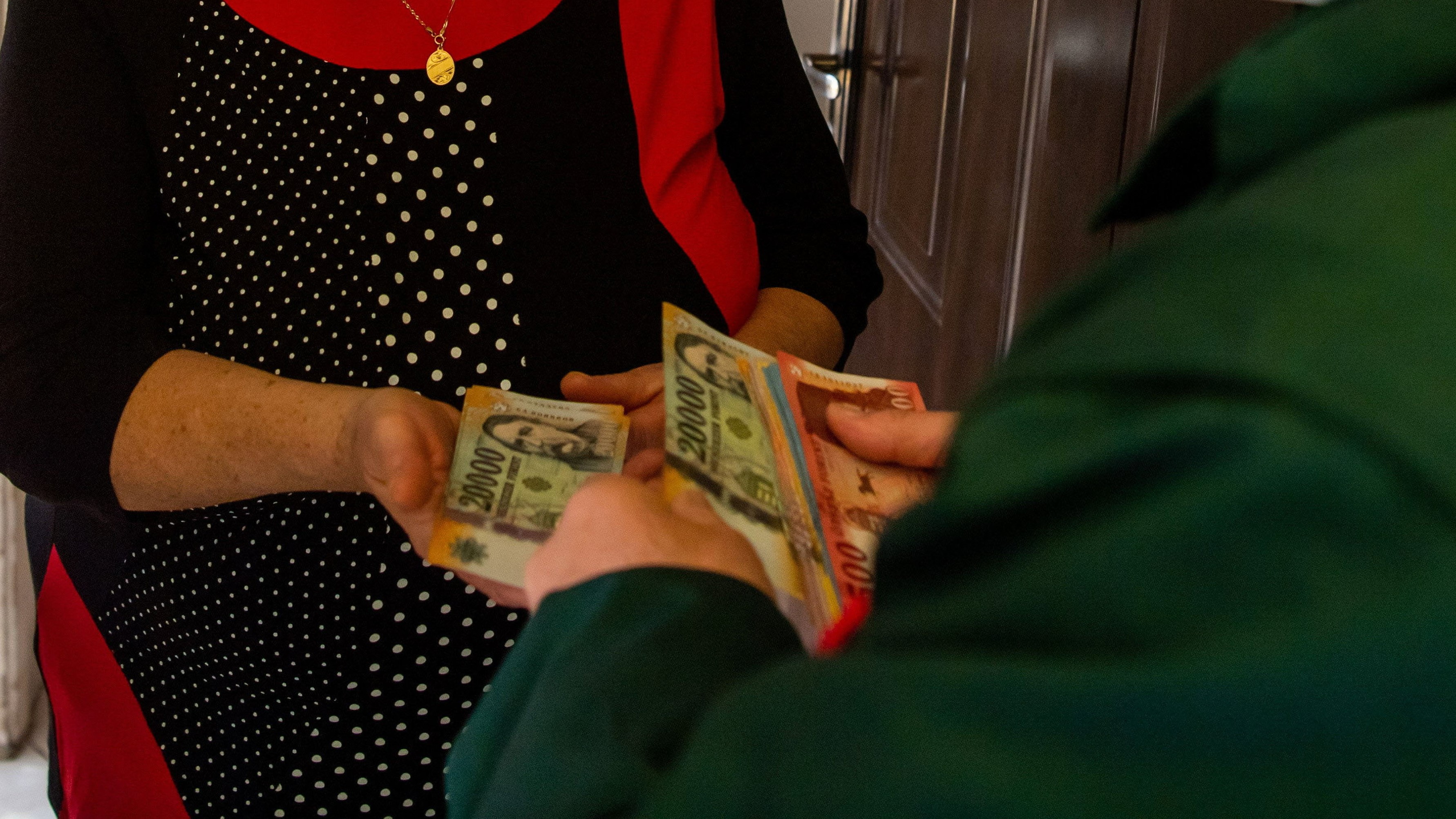 Postás kézbesíti a 13. havi nyugdíjat