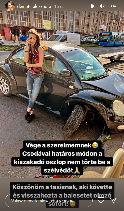 Demeter Alexandra összetört kocsija mellett pózol 