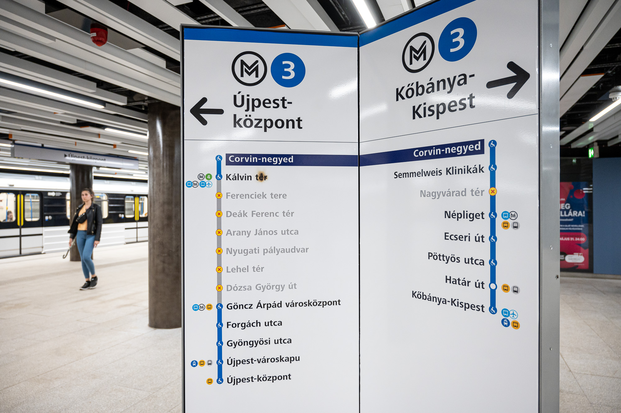 A 3-as metró Corvin negyed állomása