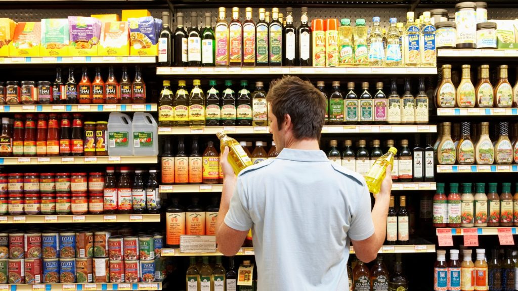 Férfi étolajat vásárol