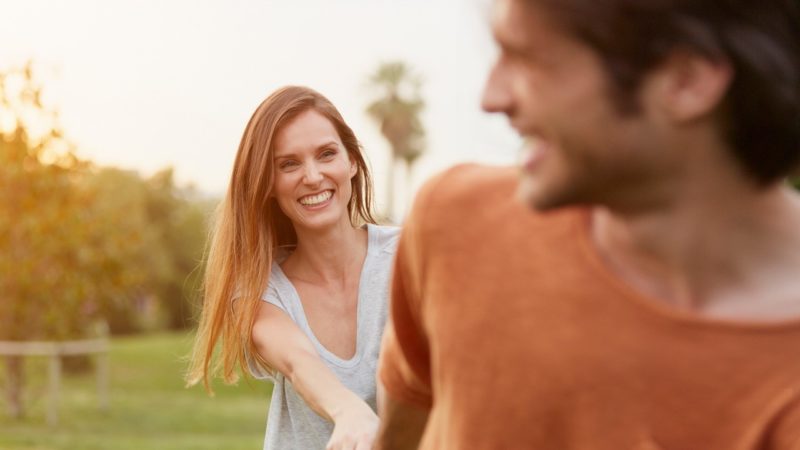 nő és férfi a parkban