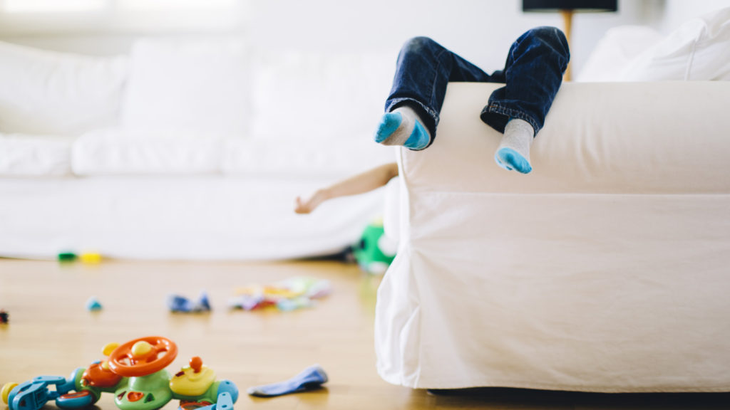 kanapé eltűnés kisgyerekes család csínytevés