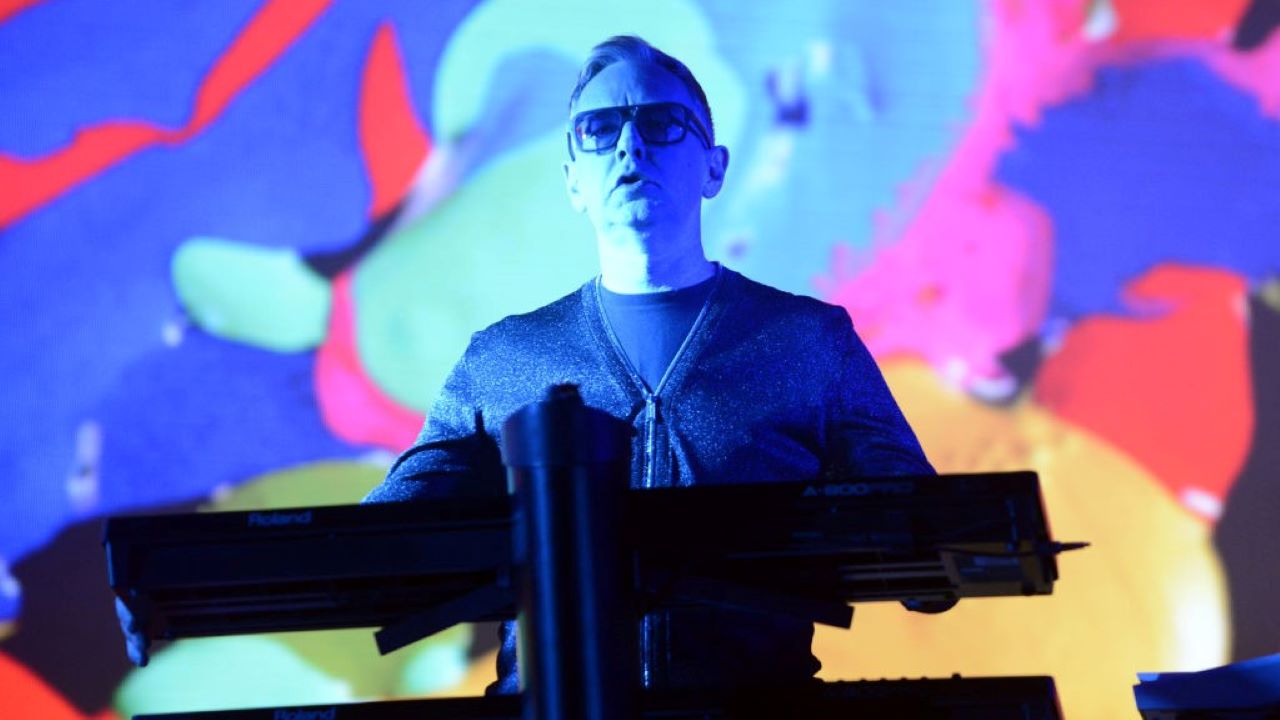 Andrew Fletcher egy koncerten játszik.