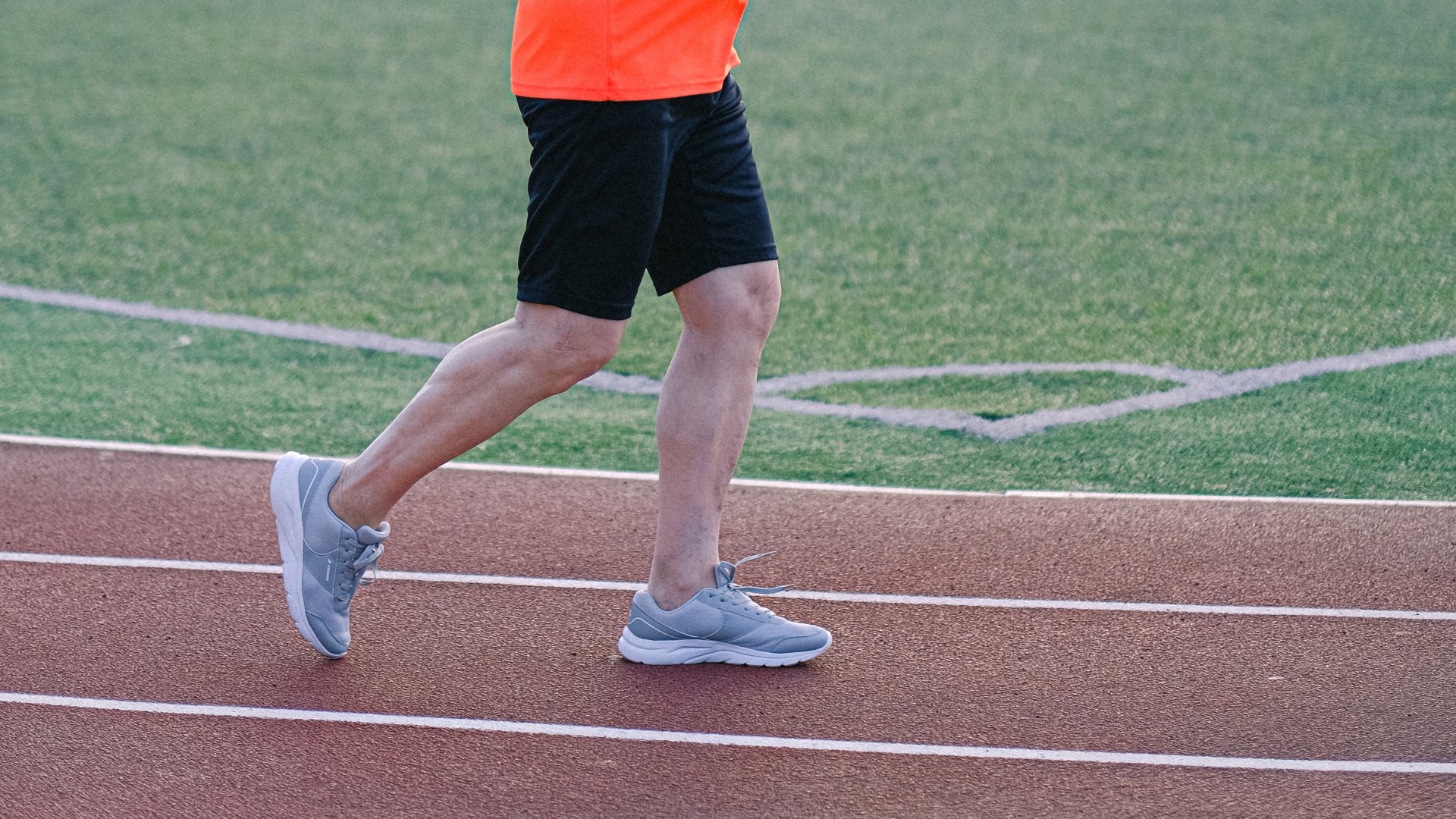 Idős férfi fut a futópályán