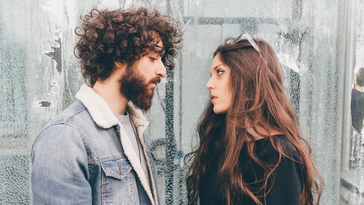 Vitázó fiatal férfi és nő