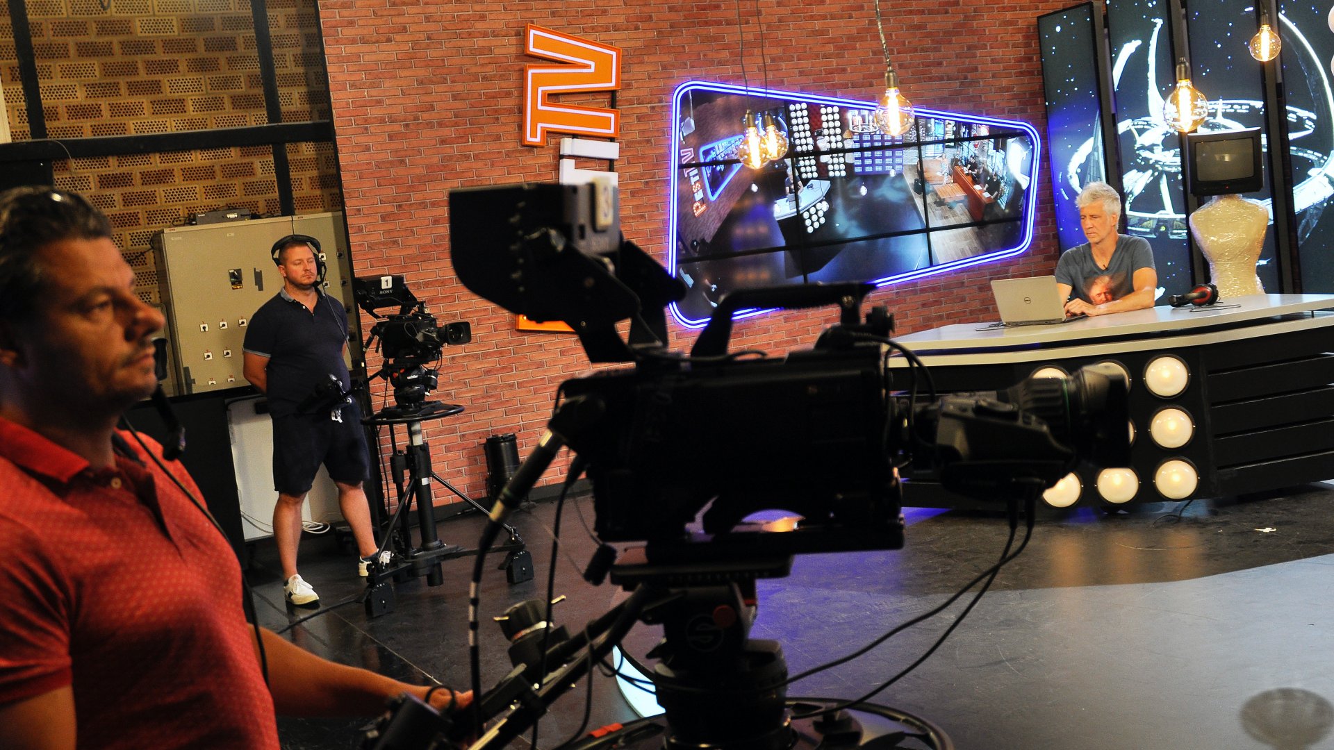 Kamerapróba Jeszenszky Zsolttal a 15. kerületi stúdióban. Várhatóan õsszel indul a Pesti TV