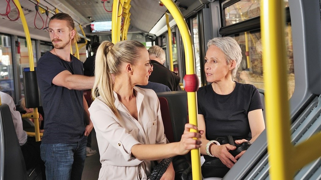 Utasok egy bécsi tömegközlekedési járművön