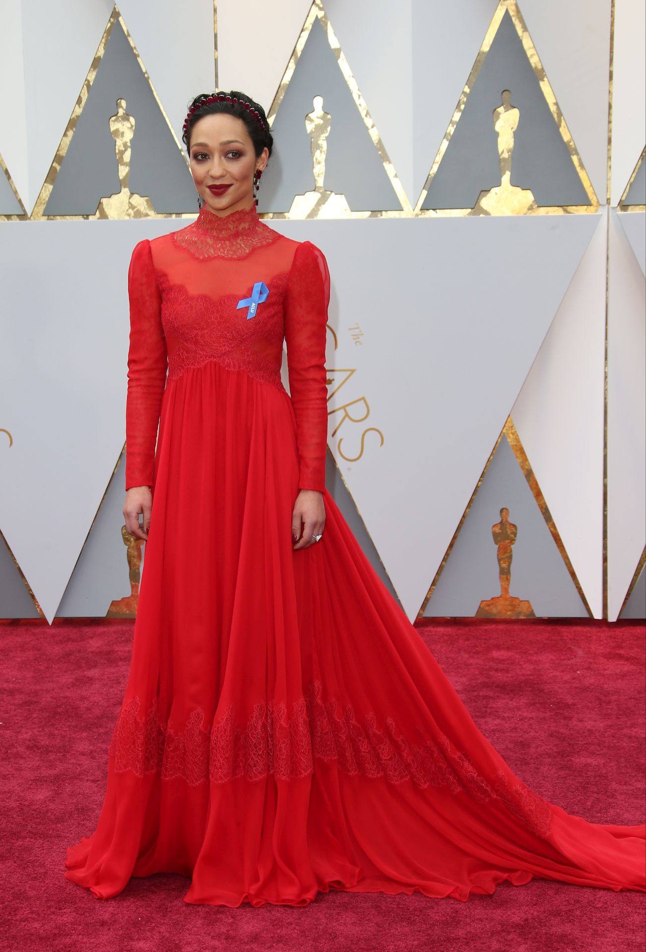 Ruth Negga a 2017-es Oscar-gálán, vörös Valentino ruhában