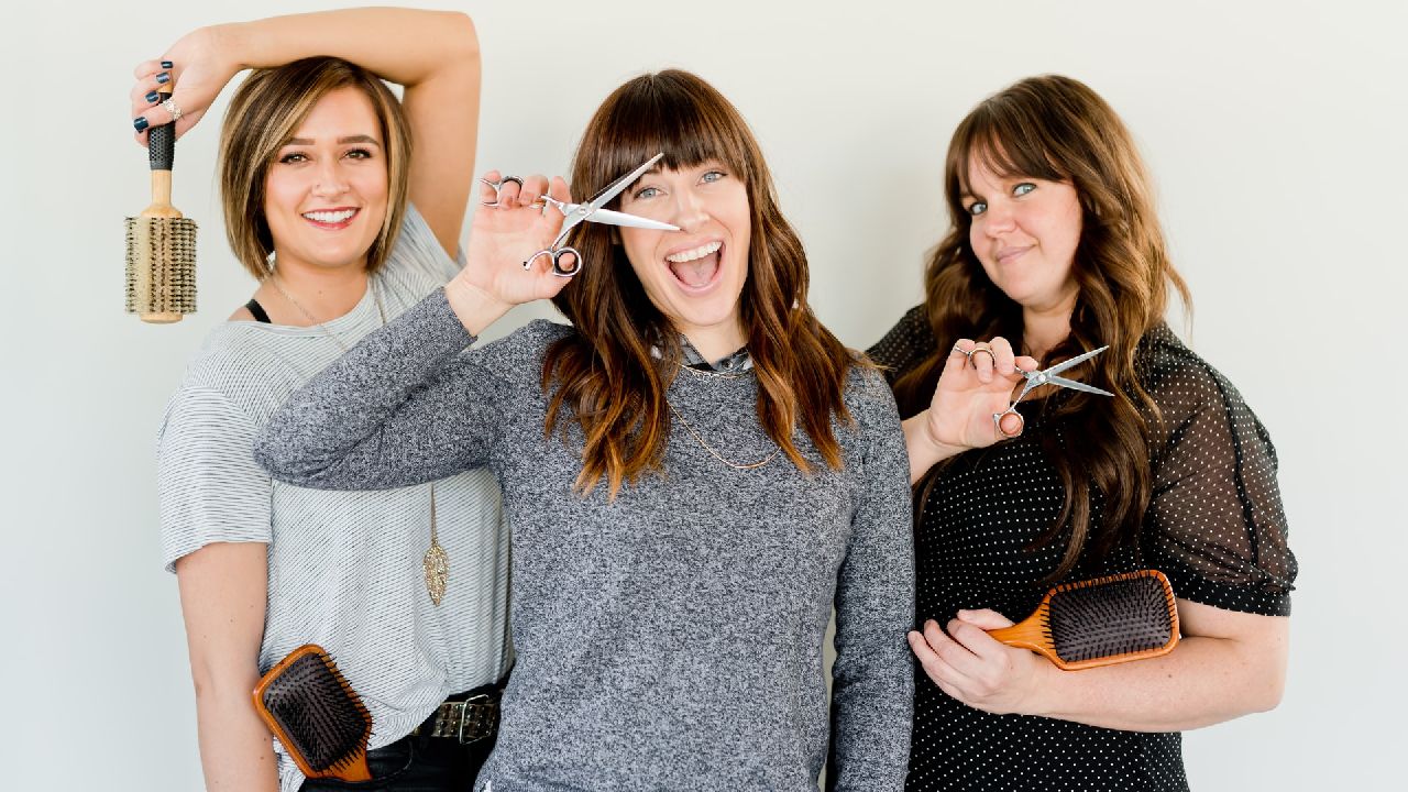 Lányok fodrászeszközökkel