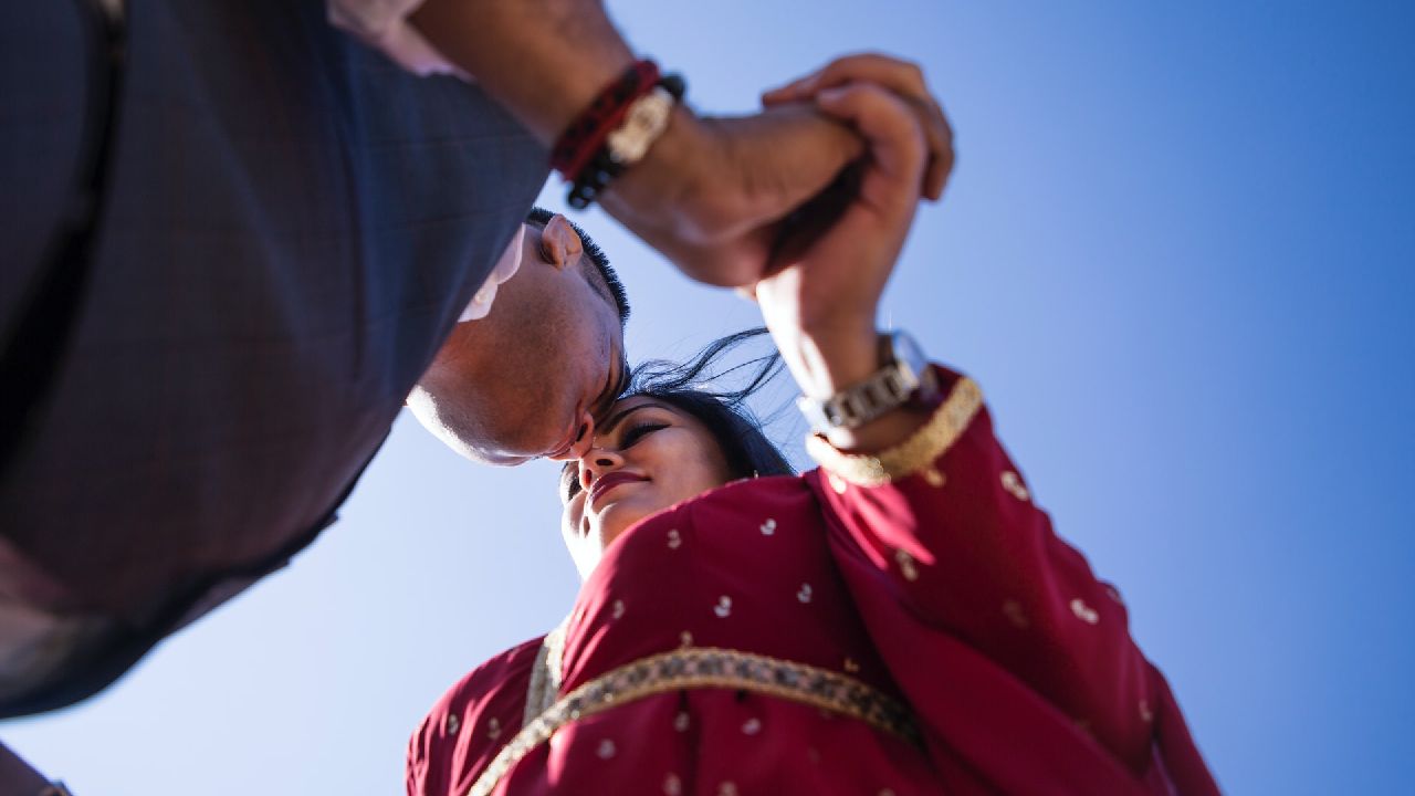 Fiú és lány kézenfogva