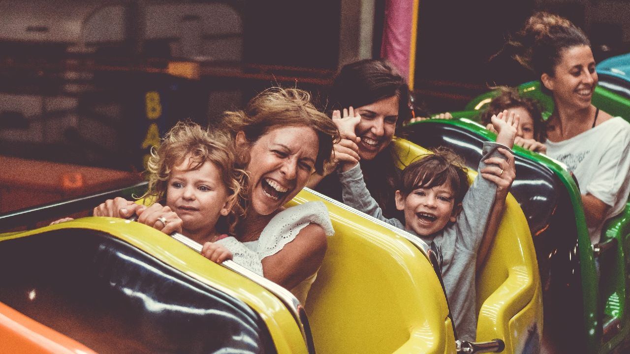 Gyerekek anyával a hullámvasúton