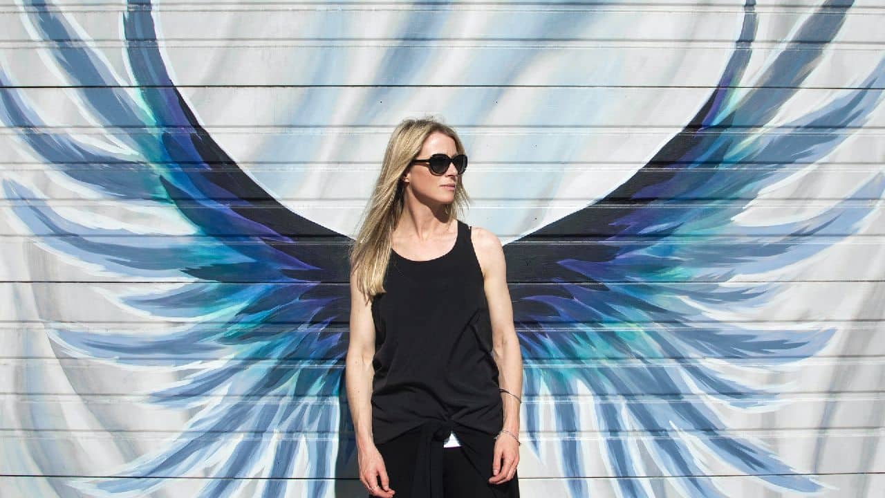 Lány kék festett szárnyakkal