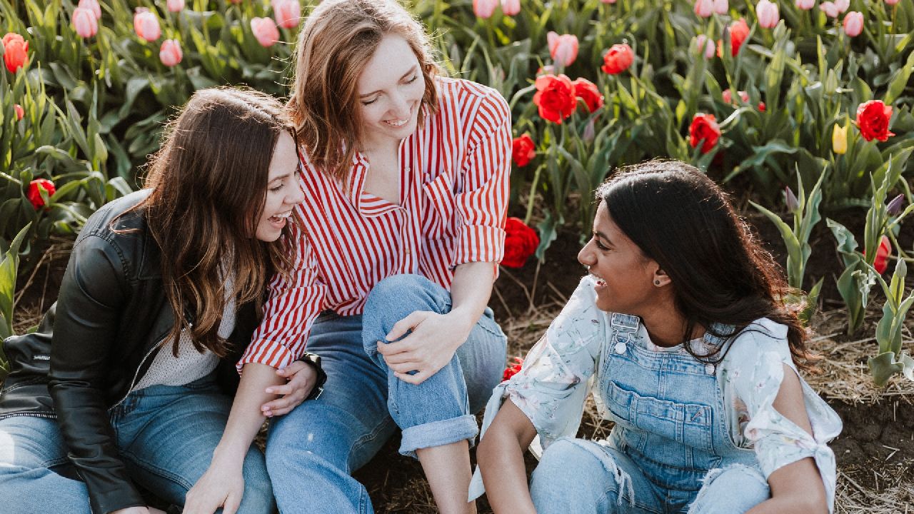 Barátnők beszélgetnek virágok között