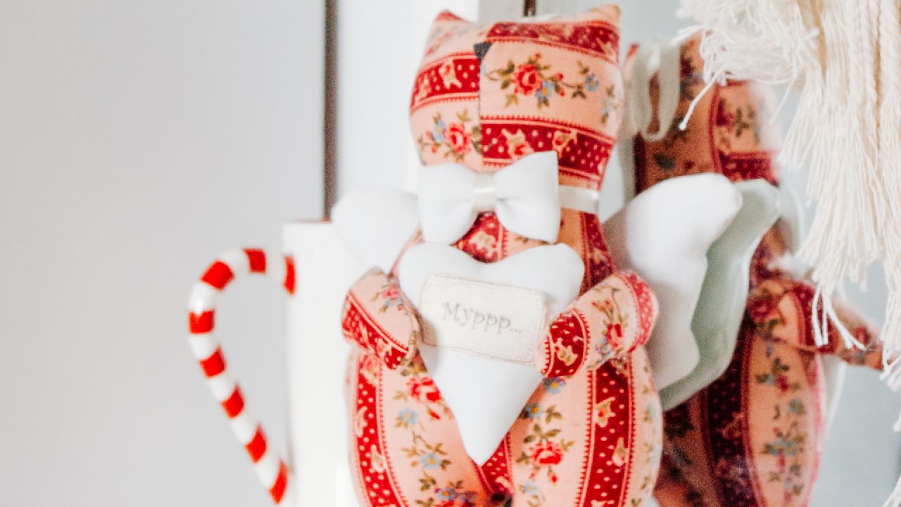 Varrott anyagcica fehér szívvel