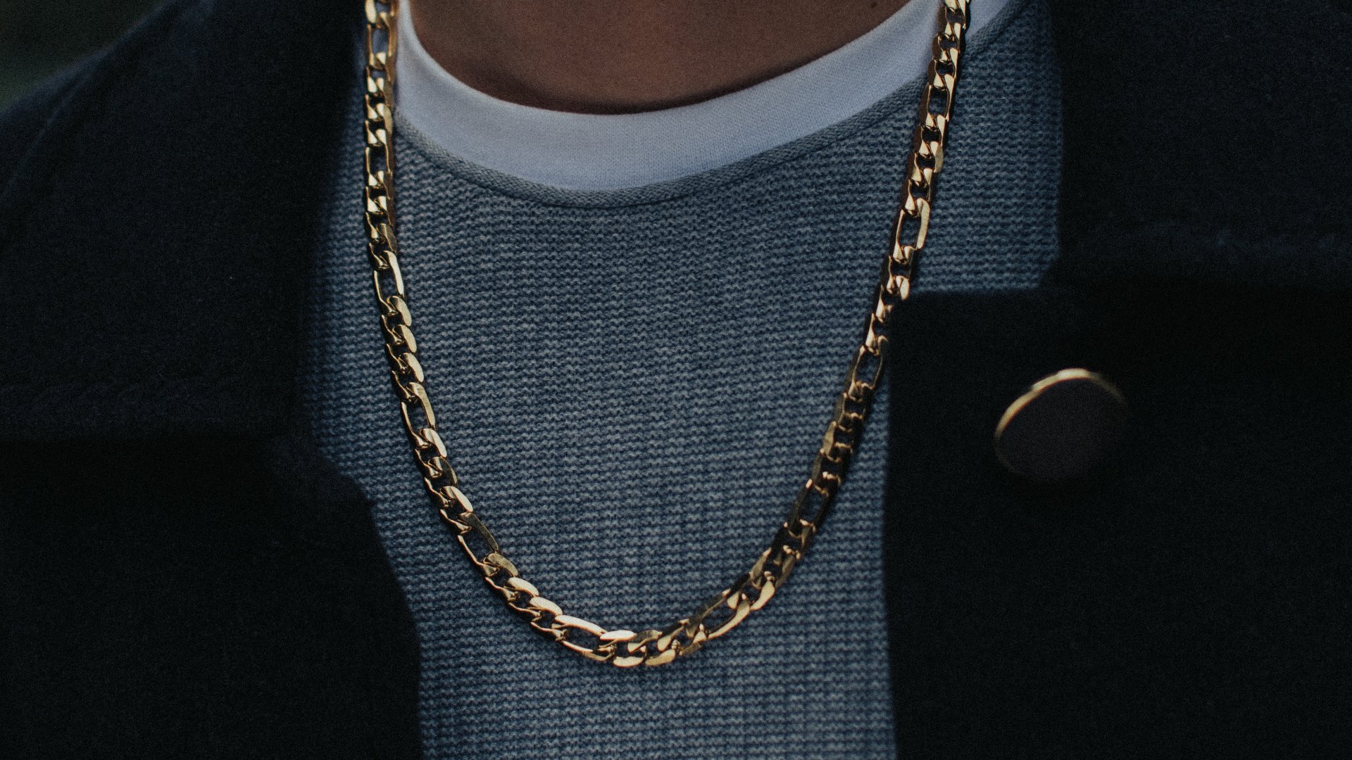Vastag aranylánc egy férfi nyakában