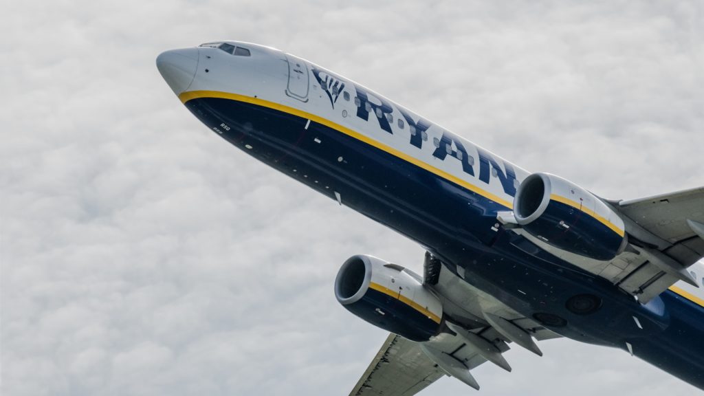 A Ryanair egyik Boeing 737-es típusú utasszállító repülőgépe emelkedik fel a Liszt Ferenc Nemzetközi repülőtérről