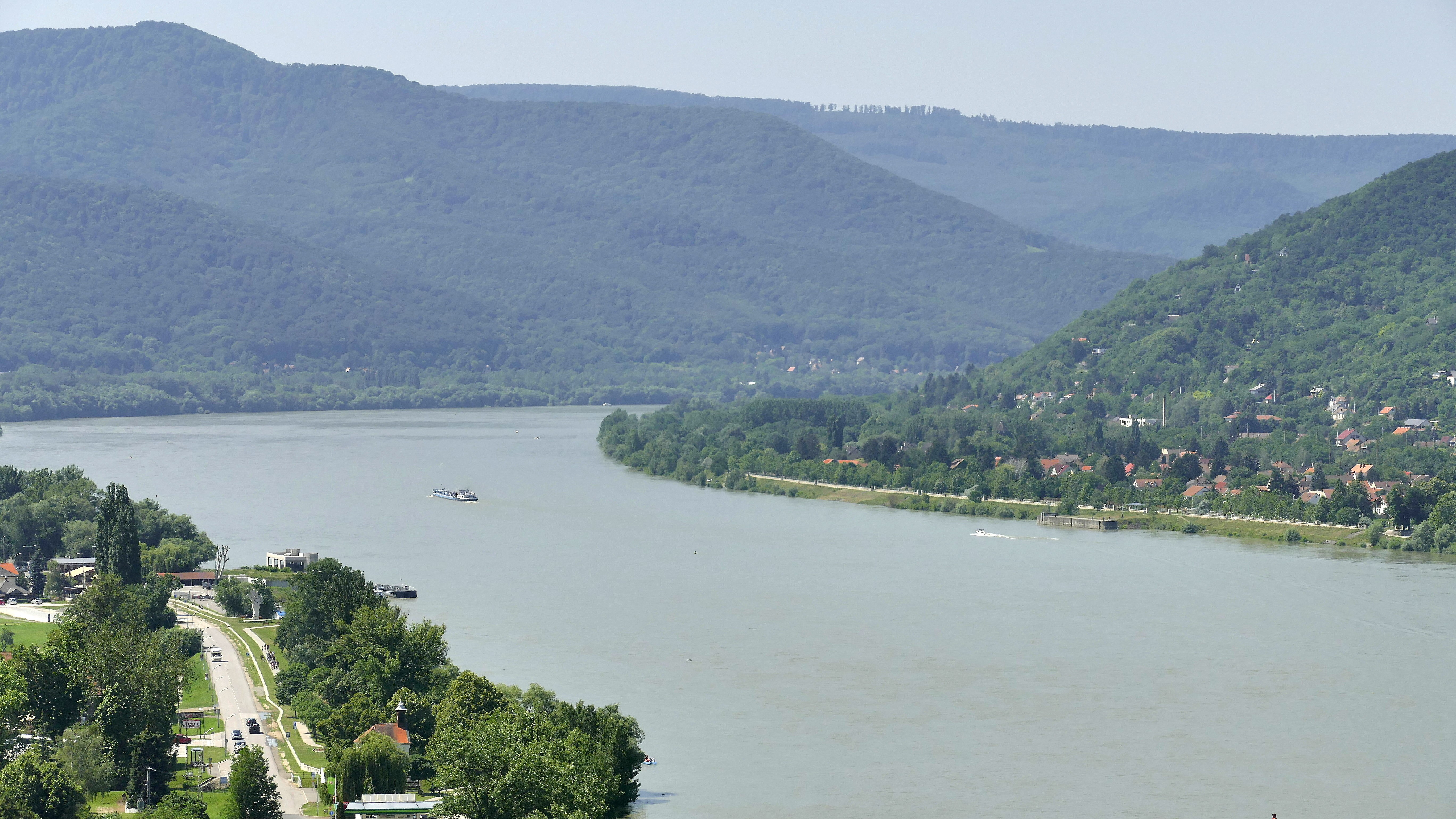 Kilátás a Salamon-torony tetõteraszáról a Dunakanyarra