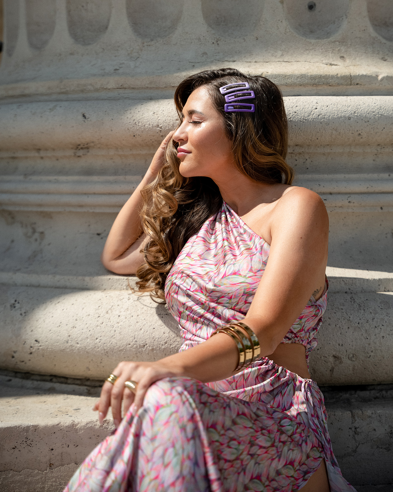 Komáromy Csillu stylist/influenszer a TRESemmé x Celeni kapszulakollekció hajkiegészítőit viseli. Fotó: Juszku Friderika Smink/Haj: Lencsés Dóra