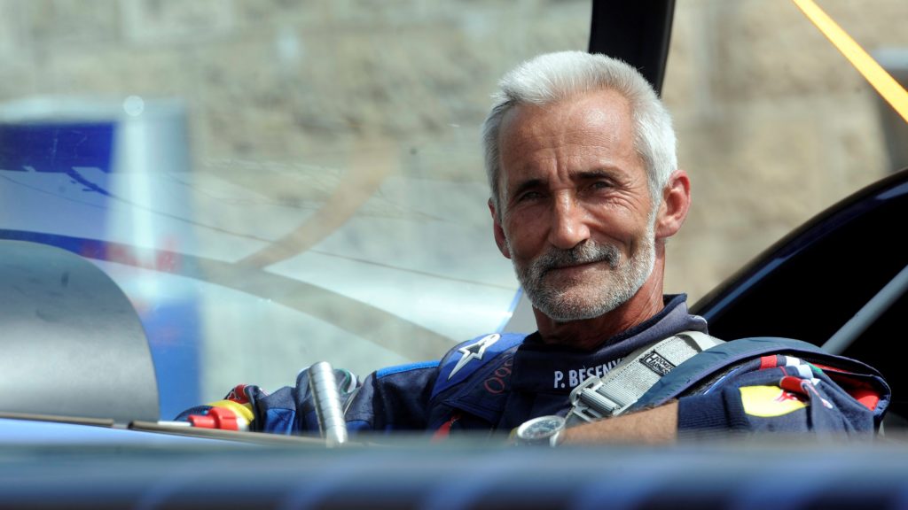 Besenyei Péter műrepülõ ül repülőgépében a Nagy Futam légi- és aszfaltshow-n 2013. május 1-jén