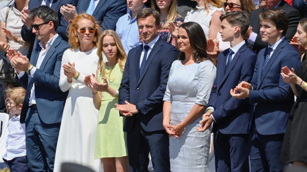 Novák Katalin köztársasági elnök a beiktatási díszceremóniáján családja körébe