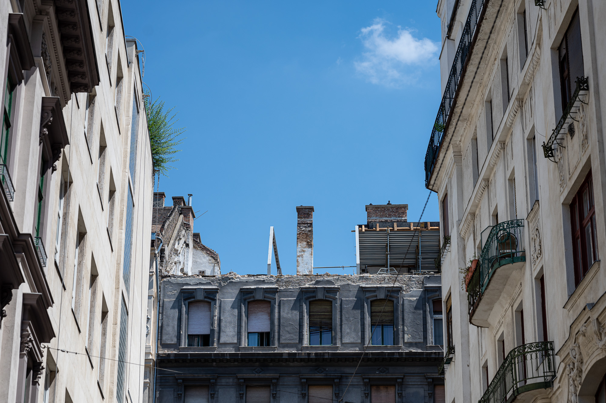 Leomlott tetőszerkezet az Ó utcában