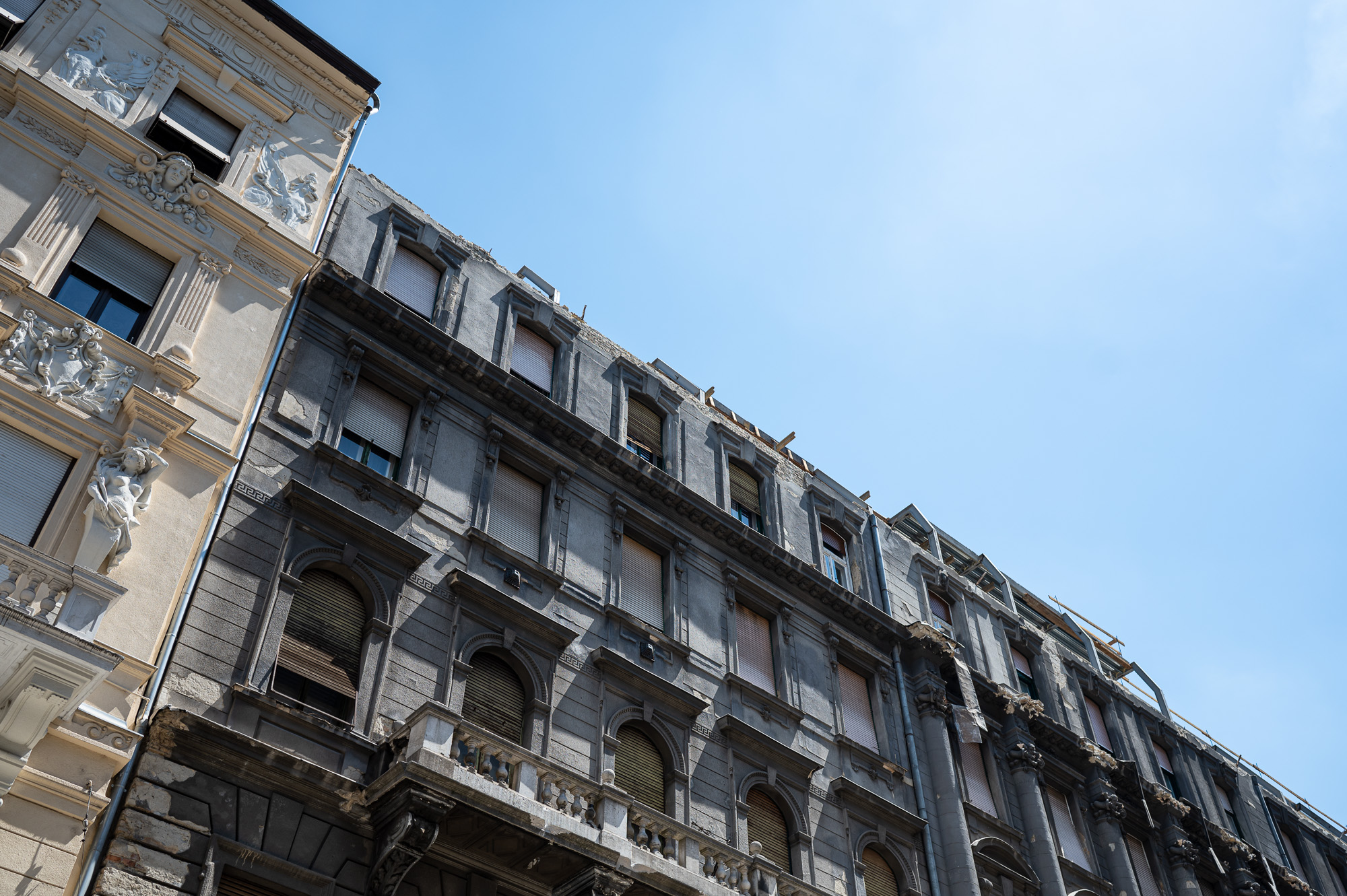 Leomlott tetőszerkezet az Ó utcában