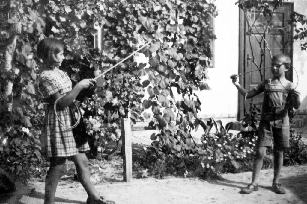 Két gyerek karikákkal játszik