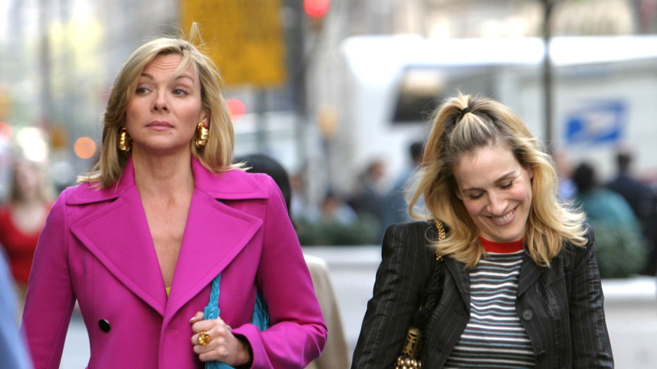 Kim Cattrall és Sarah Jessica Parker az utcán sétál