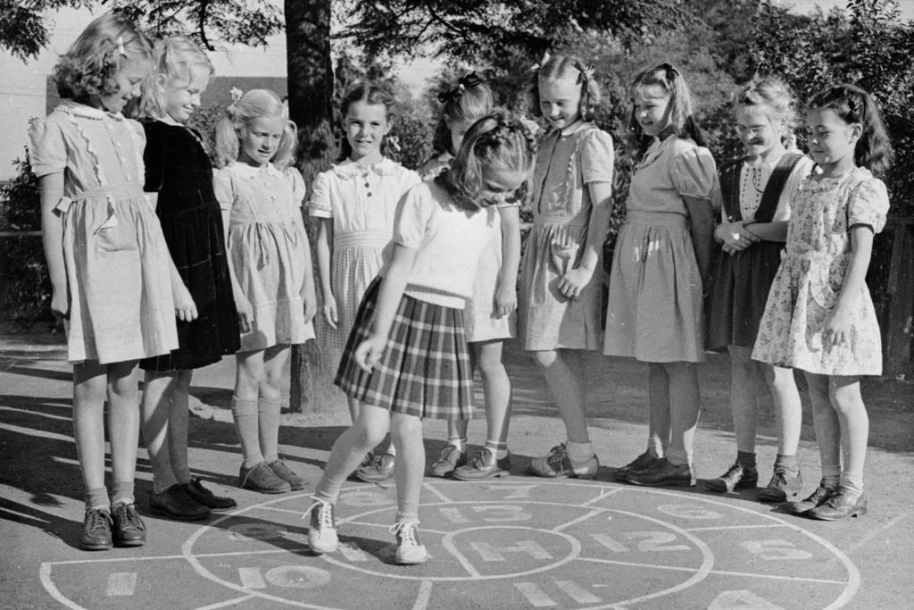 Lányok ugróiskoláznak