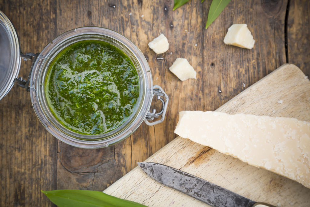 pesto pesztó zöldpesztó bazsalikom fokhagyma fenyőmag