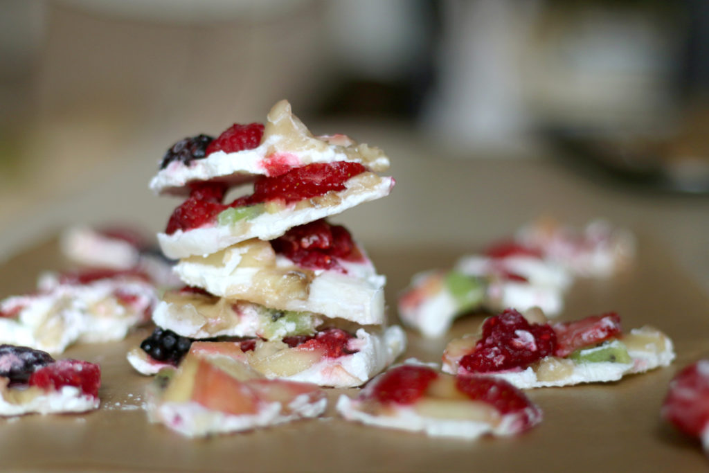 Fagyasztott joghurt ropogós gyümölcsökkel