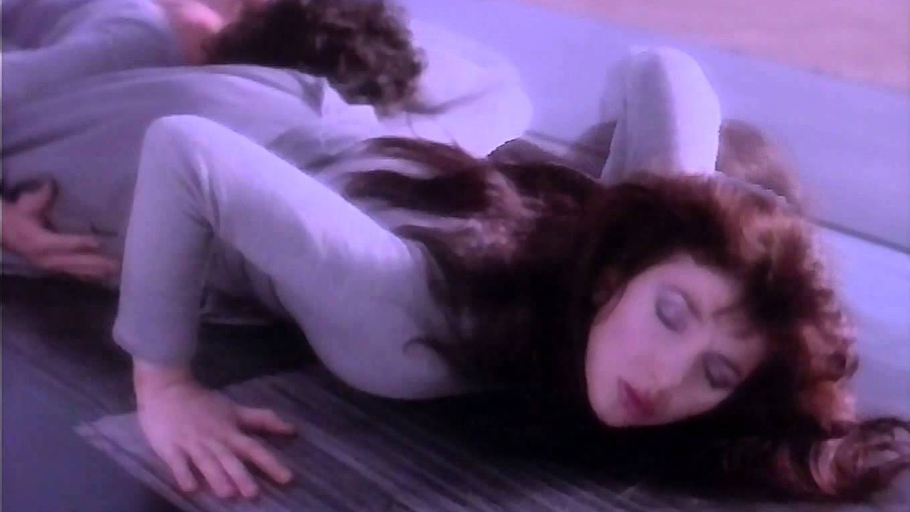 Kate Bush a Running Up That Hill című szám klipjében