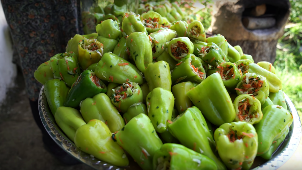Az azeri töltött paprika befőttes üvegekbe kerül / Forrás: Kənd Həyatı YouTube csatorna