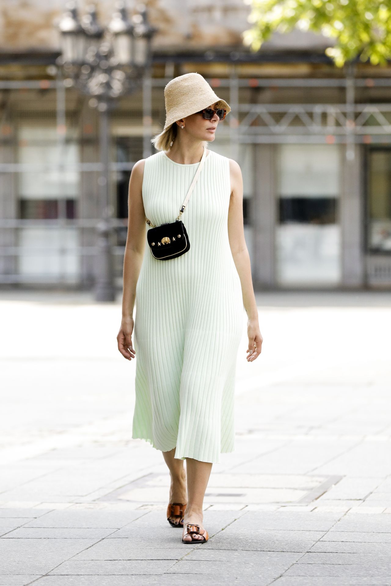 Enyhén bővülő kötött ruha (Fotó: Streetstyleshooters/Getty Images)