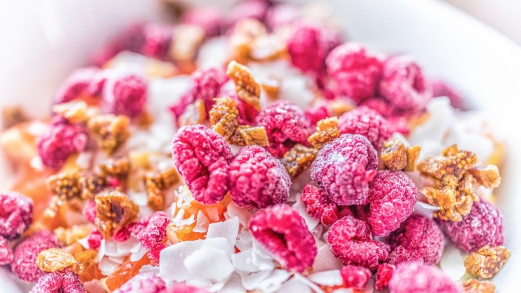 Smoothie bowl tetején: fagyasztva szárított, más néven liofilizált gyümölcsök