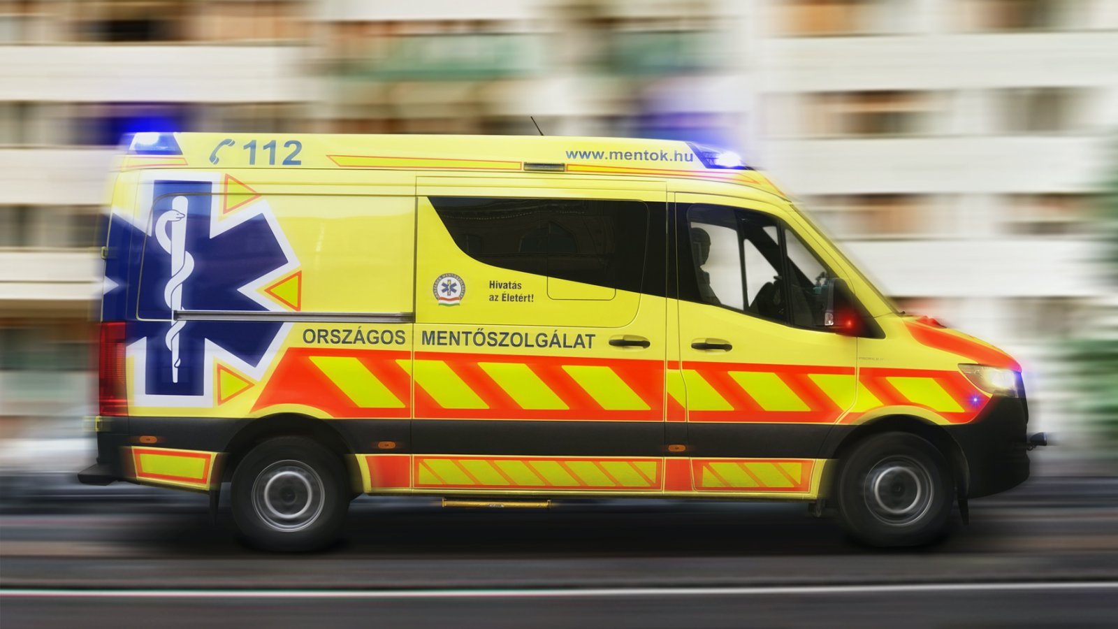 Szirénázó mentőautó