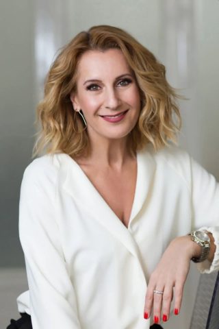 Páll Adrienn sminkmester