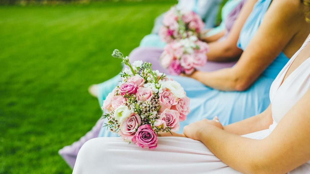 Menyasszony és koszorúslányok csokorral a kezükben