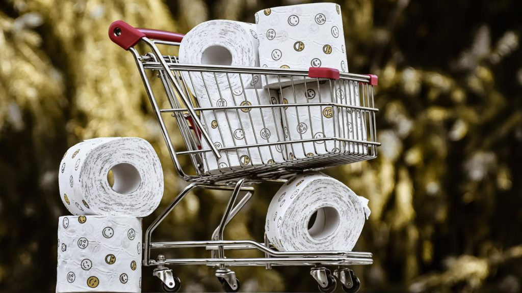 WC-papír gurigák egy kicsi bevásárlókocsiban