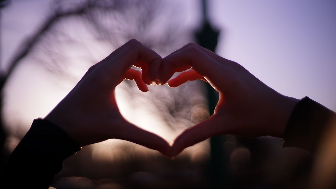 Szívet formázó kéz