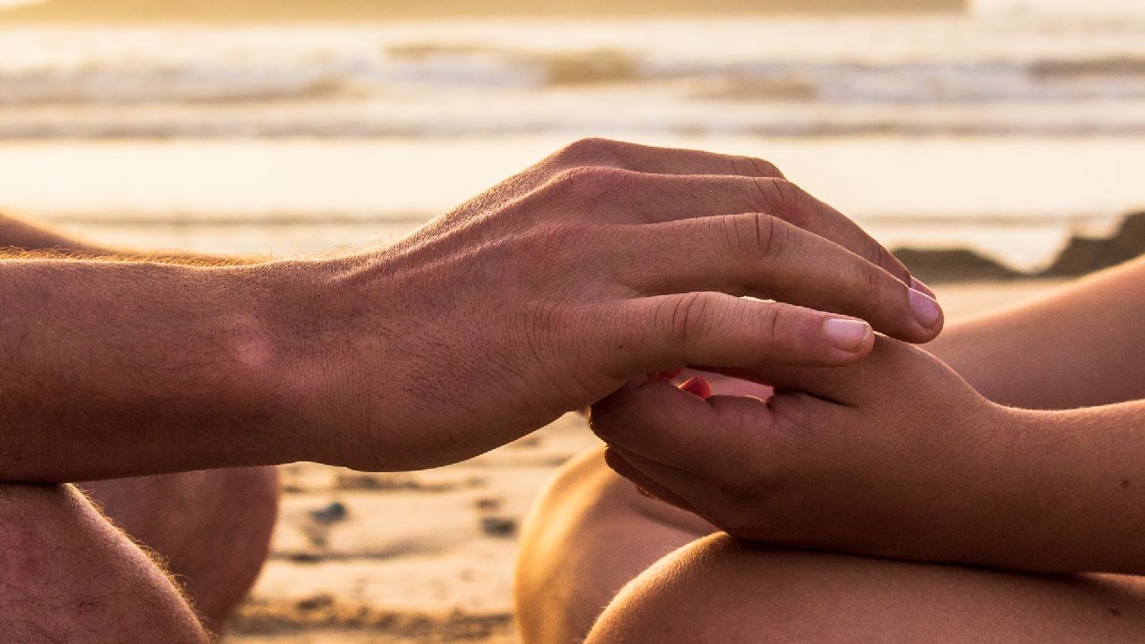 Egymás kezét fogva