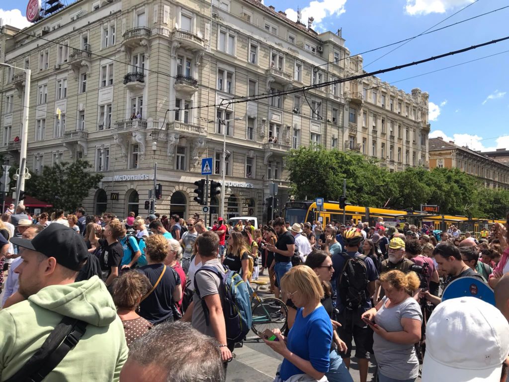 Tüntetés a kata szigorítása ellen